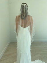 Load image into Gallery viewer, Bridal Classics - Surged Edge Veil
