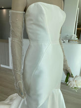 Load image into Gallery viewer, Essence of Australia - Tulle Beaded Gloves
