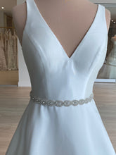 Load image into Gallery viewer, Bridal Classic : Crystal Pattern Belt
