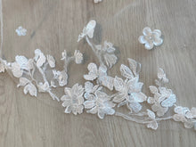 Load image into Gallery viewer, Arthur Harris: Long 3D Floral Lace Veil
