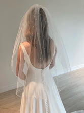 Load image into Gallery viewer, Bridal Classics: Scattered Pearl Veil
