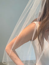 Load image into Gallery viewer, Bridal Classics: Scattered Pearl Veil
